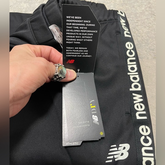 NWT Women’s Small (28” X 28”) New Balance Relentless Performance Fleece Pants - Picture 9 of 13